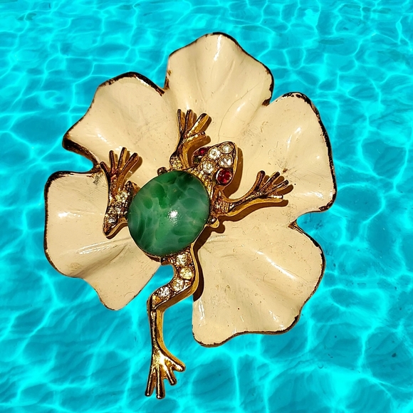 Vintage ART Frog Jumping on a White Enameled Lily Pad Brooch - Picture 1 of 3